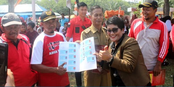 Ketua DPRD B U Menghadiri Lomba Masak Ikan Dan Serahkan KTP Bagi permula