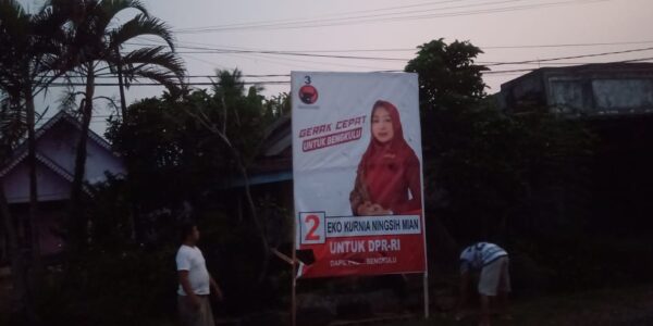 Baliho Bacaleg DPR RI Eko Kurnia Ningsih Dipindah Oleh Tim Keluarga.