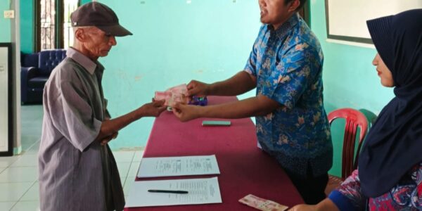 Pemdes Tambak Rejo Salurkan BLT Dana Desa Untuk 10 KPM