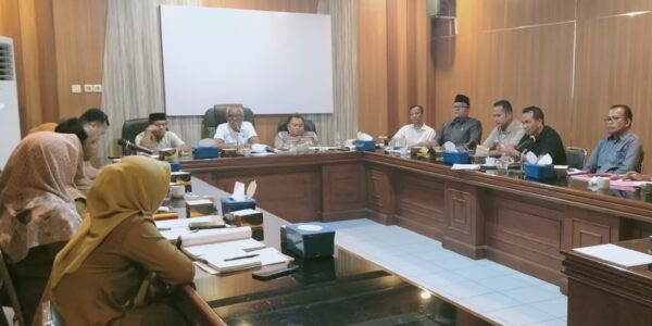 Pedagang Pasar Purwodadi  Menyampaikan Aspirasinya Ke Kantor DPRD BU