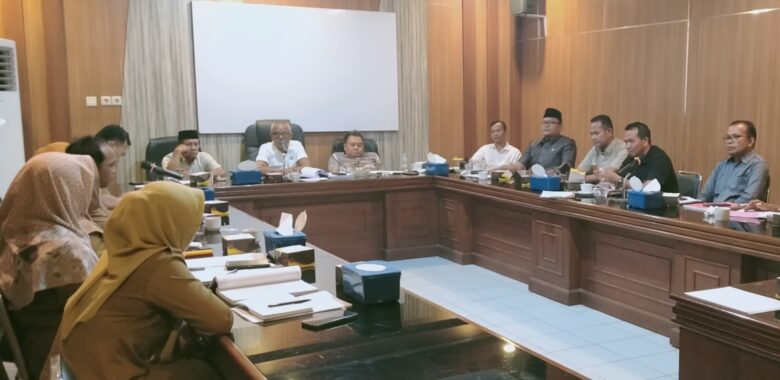 Pedagang Pasar Purwodadi  Menyampaikan Aspirasinya Ke Kantor DPRD BU